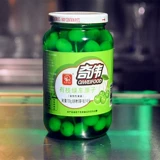 Золотое вино имеет филиалы, коктейль из красной и зеленой вишневой вишневой консервы.