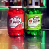 Золотое вино имеет филиалы, коктейль из красной и зеленой вишневой вишневой консервы.