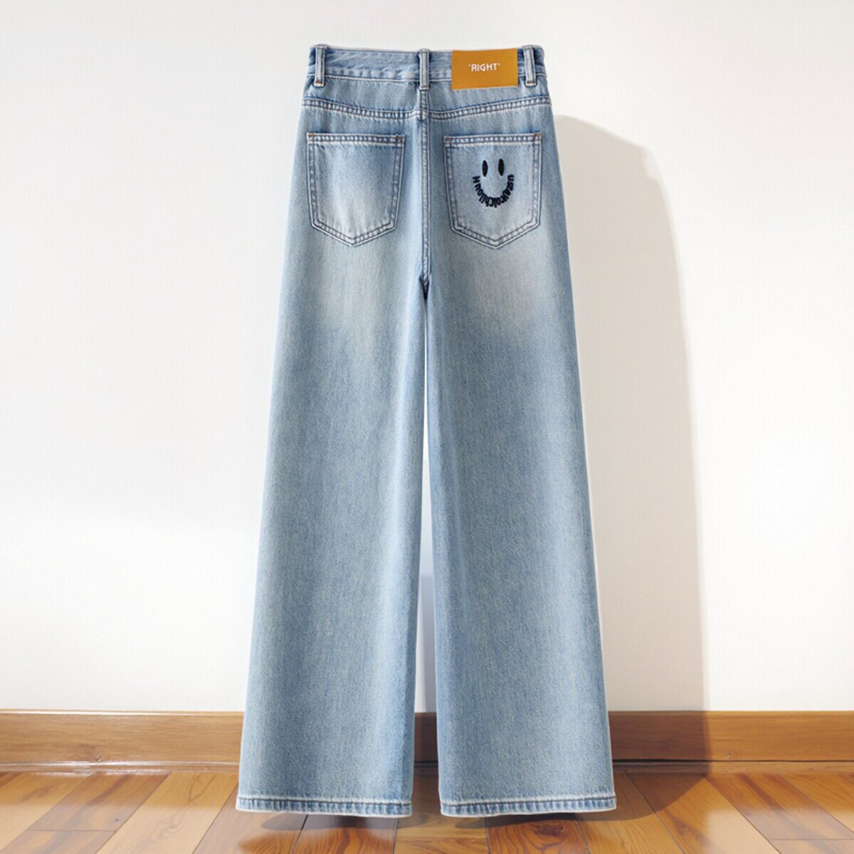 浅蓝色笑脸刺绣牛仔裤女