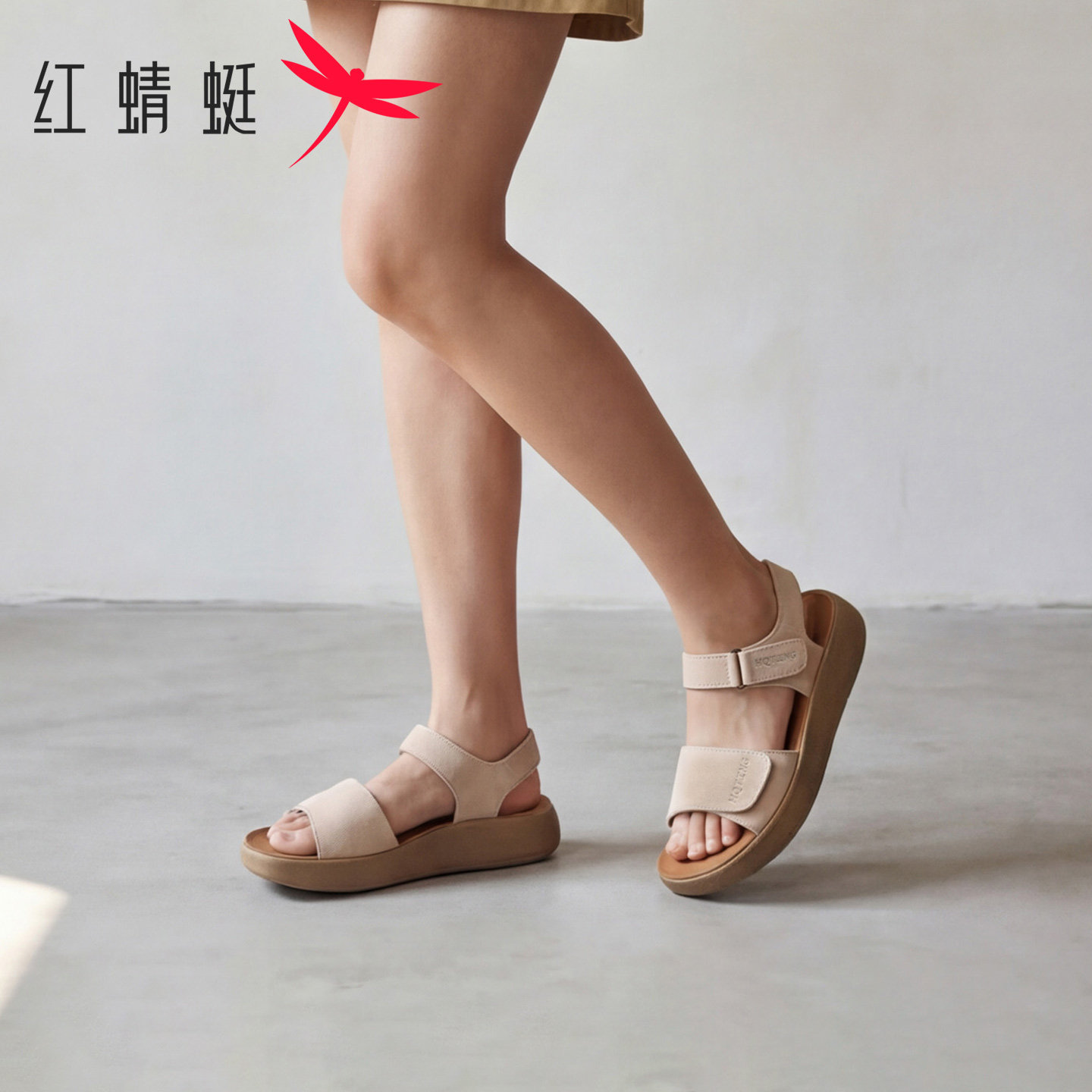 红蜻蜓女鞋2026夏季一字带魔术贴平底鞋厚底软底时尚休闲露趾凉鞋