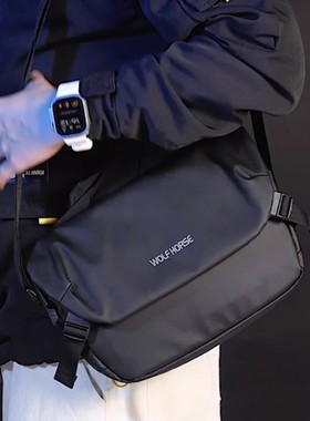 单肩斜挎包男多功能潮胸包磁吸扣背包男士邮差通勤包运动骑行跨包