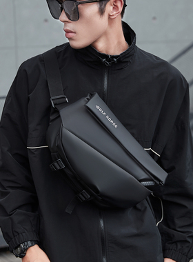 单肩斜挎包男大容量潮胸包邮差通勤包磁吸扣背包男士运动骑行跨包