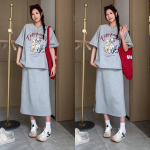小狗印花上衣托腹开叉半身裙