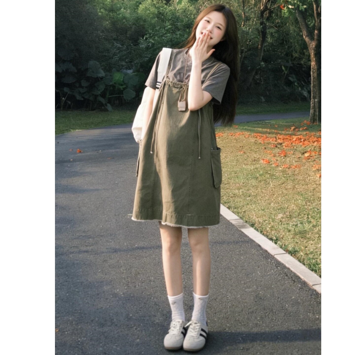 孕妇两件套夏季新款时尚简约短袖上衣搭配工装背带裙2026年韩版女图片