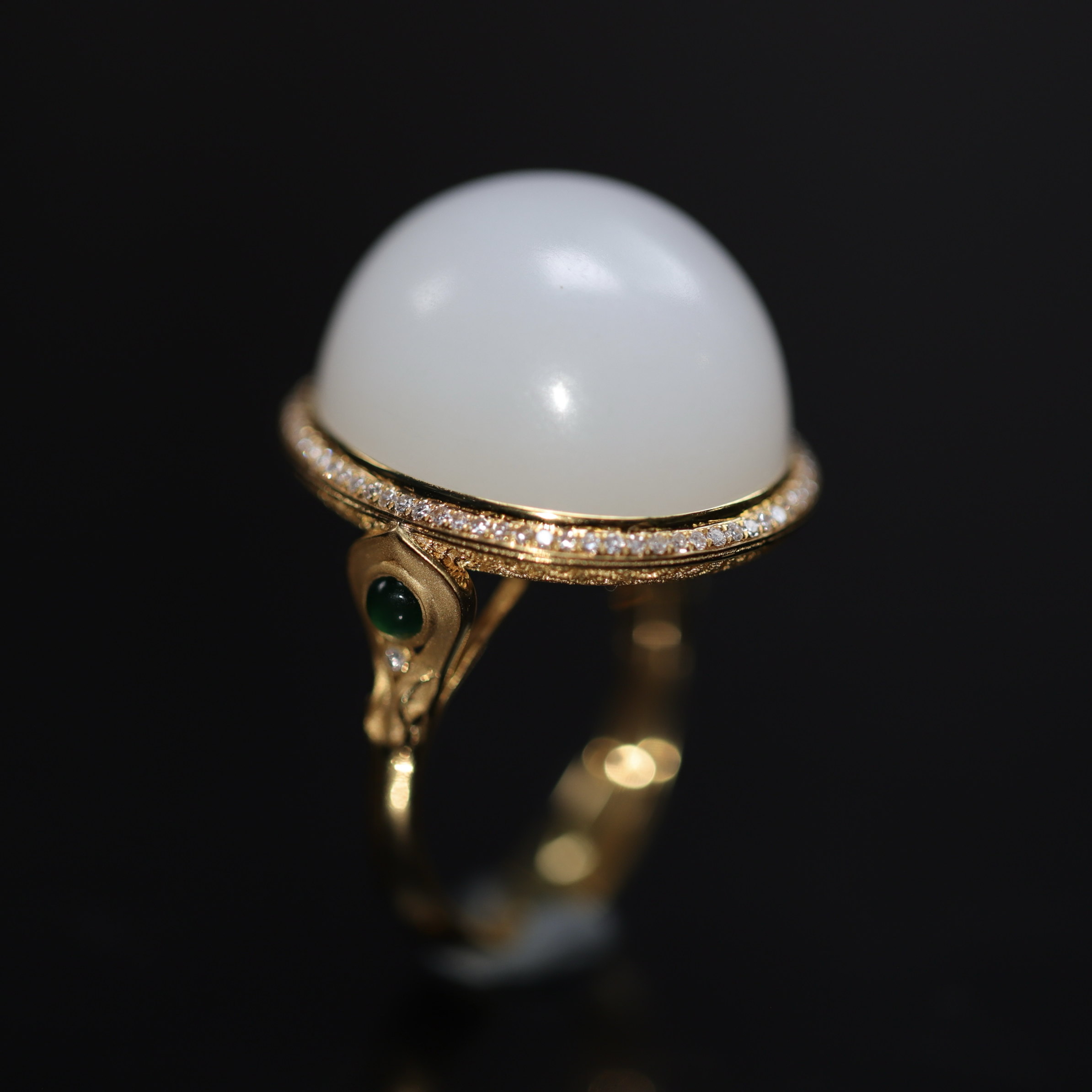 新疆和田玉18k金围钻椭圆蛋面戒指饱满大气轻奢时尚卷草纹