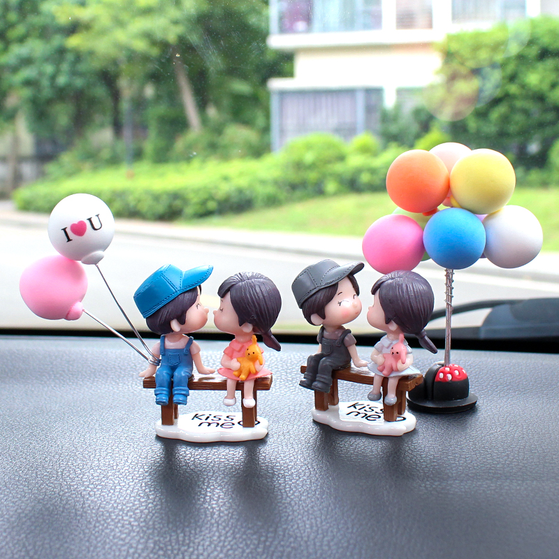 情侣气球公仔车内中空台摆件