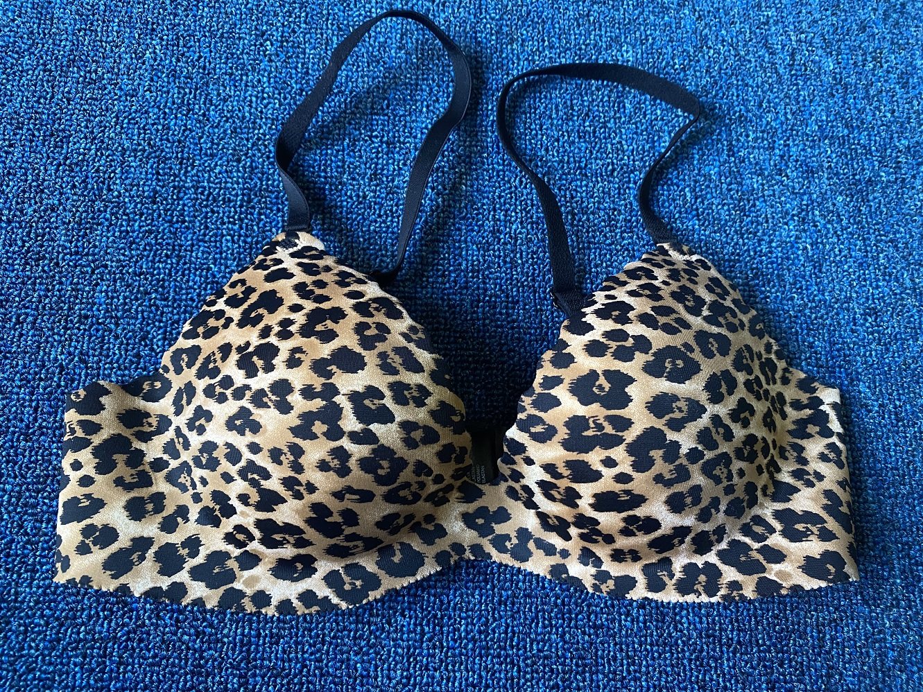 W5外贸单深V无痕内衣一片式有钢圈聚拢上薄下厚文胸女胸罩75A75C