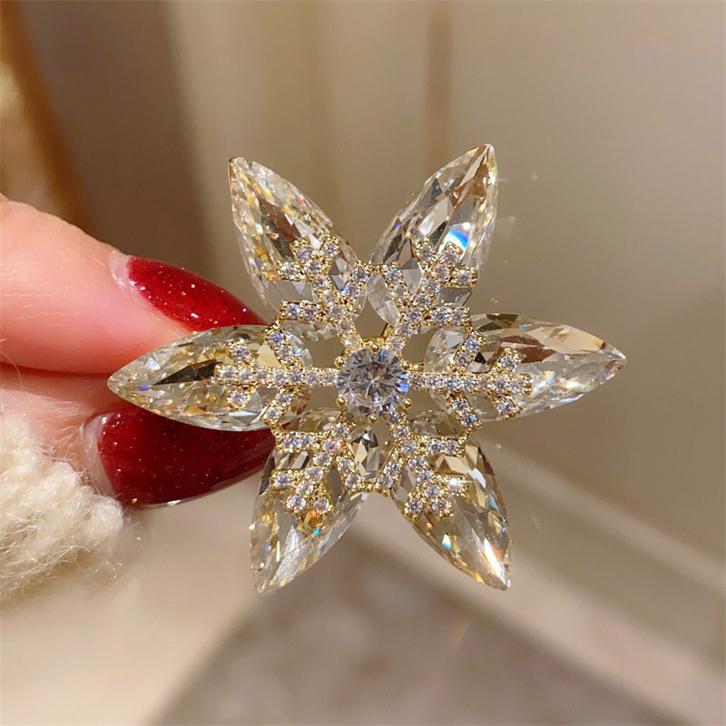小香风水晶可旋转雪花胸针高档女