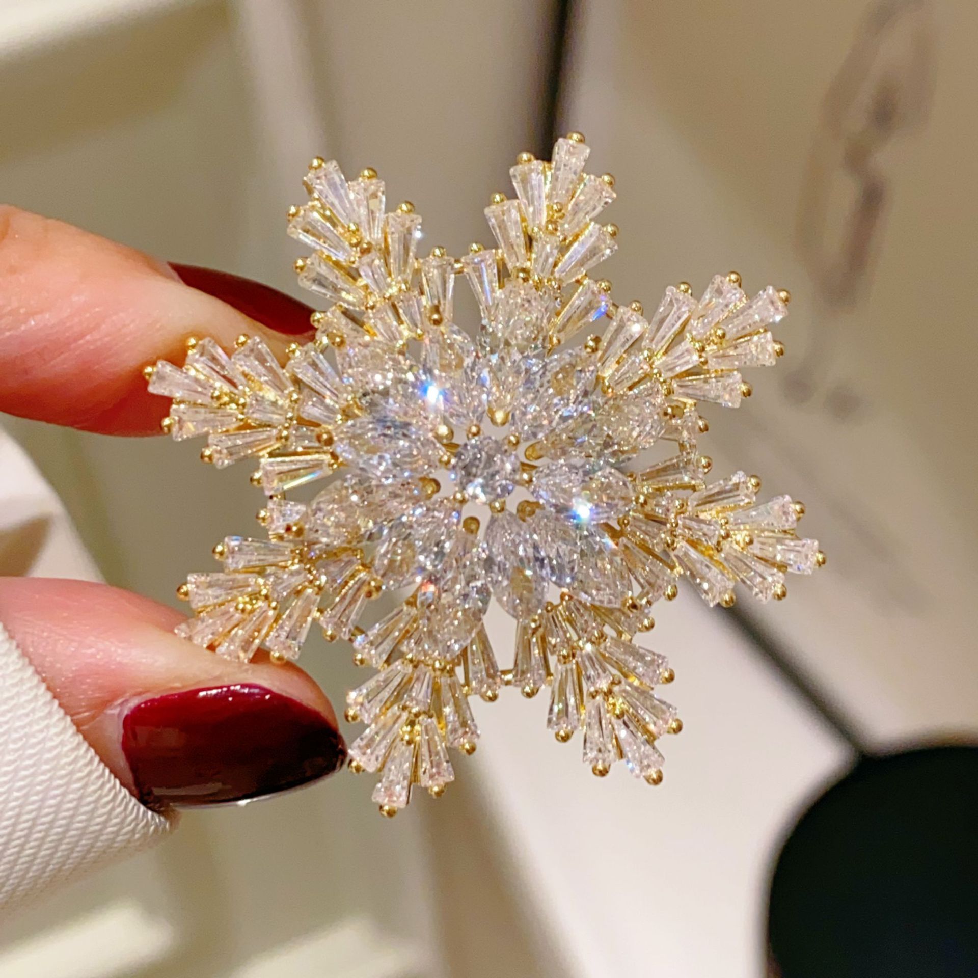 真金电镀精致锆石八芒星雪花胸针