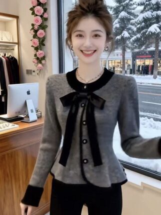 巨好看轻熟气质小众灰色拼接上衣2025秋冬新款收腰显瘦短款上衣女