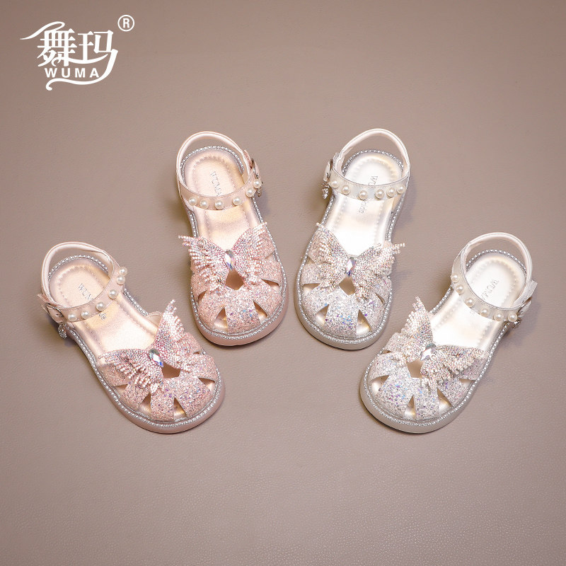 女童凉鞋2026新款夏季软底防滑儿童包头鞋蝴蝶水钻珍珠公主沙滩鞋
