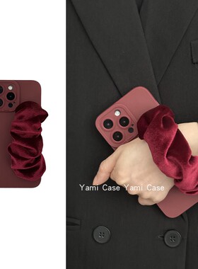 原创ins秋冬酒红丝绒褶皱弹力手腕带适用苹果14promax手机壳iphone15pro斜挎挂绳12/78软胶11时尚xs防摔13套