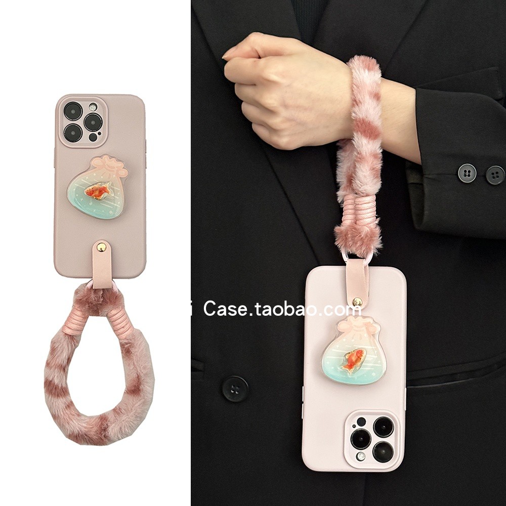 韩系小众少女心粉色福袋锦鲤支架16promax适用苹果17promax手机壳iphone13软胶15毛绒绳12防摔17全包14保护套