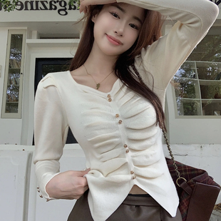 早秋时尚V领泡泡长袖针织衫女春装修身显瘦褶皱纽扣毛衣打底上衣