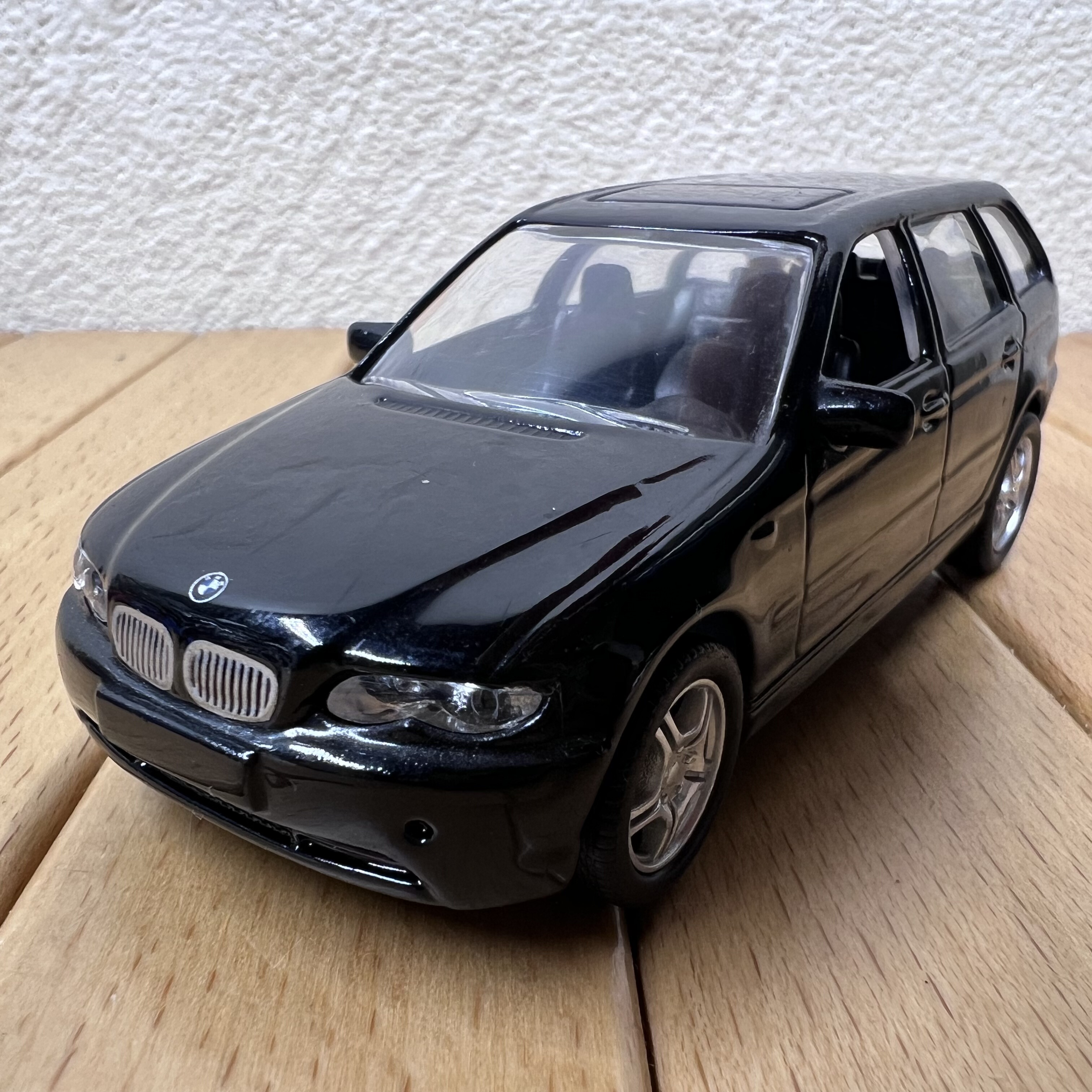 1:43宝马330i汽车合金模型呀摆件 瓦罐车旅行车模型摆设