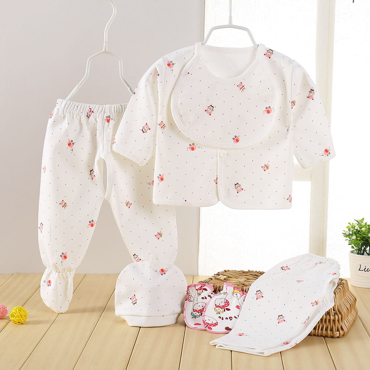 Coffret cadeau pour bébé - vêtements Voir la description - Ref 1960556 Image 1