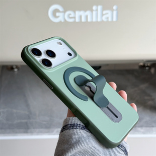 撞色磁吸腕带适用苹果17promax手机壳肤感磨砂iPhone16pro支架一体i15plus高级感14pm小众指环13软边12防摔男