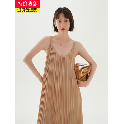 2024夏设计感小众温柔气质宽松显瘦垂感V领压褶吊带连衣裙女长款