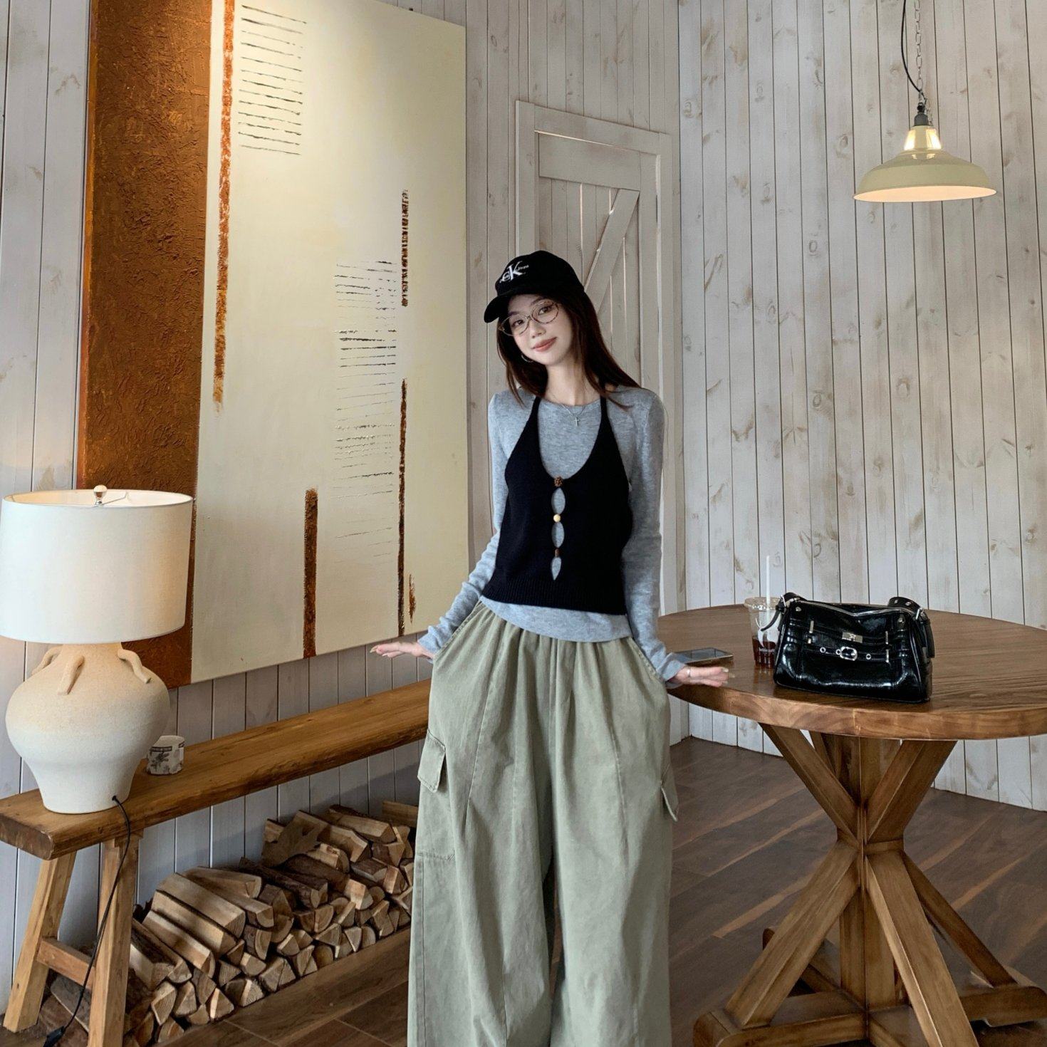 韩系灰色长袖打底衫+挂脖系带针织马甲+百搭工装长裤