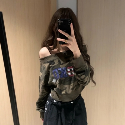 美式复古迷彩斜肩卫衣女秋季新款设计感小众宽松露肩短款辣妹上衣