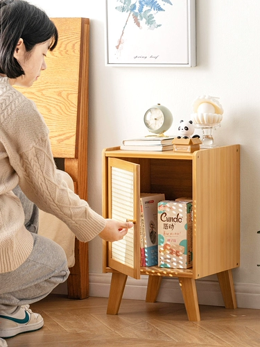 Шкаф для кровати, маленький шкаф, простой современный шкаф для хранения с твердым деревом Дома в спальне Дом простые дети