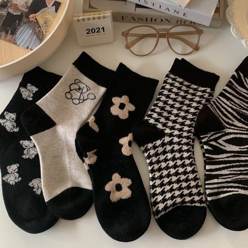 黑色花朵袜子女秋冬季中筒袜日系可爱小熊格纹保暖堆堆袜春秋款