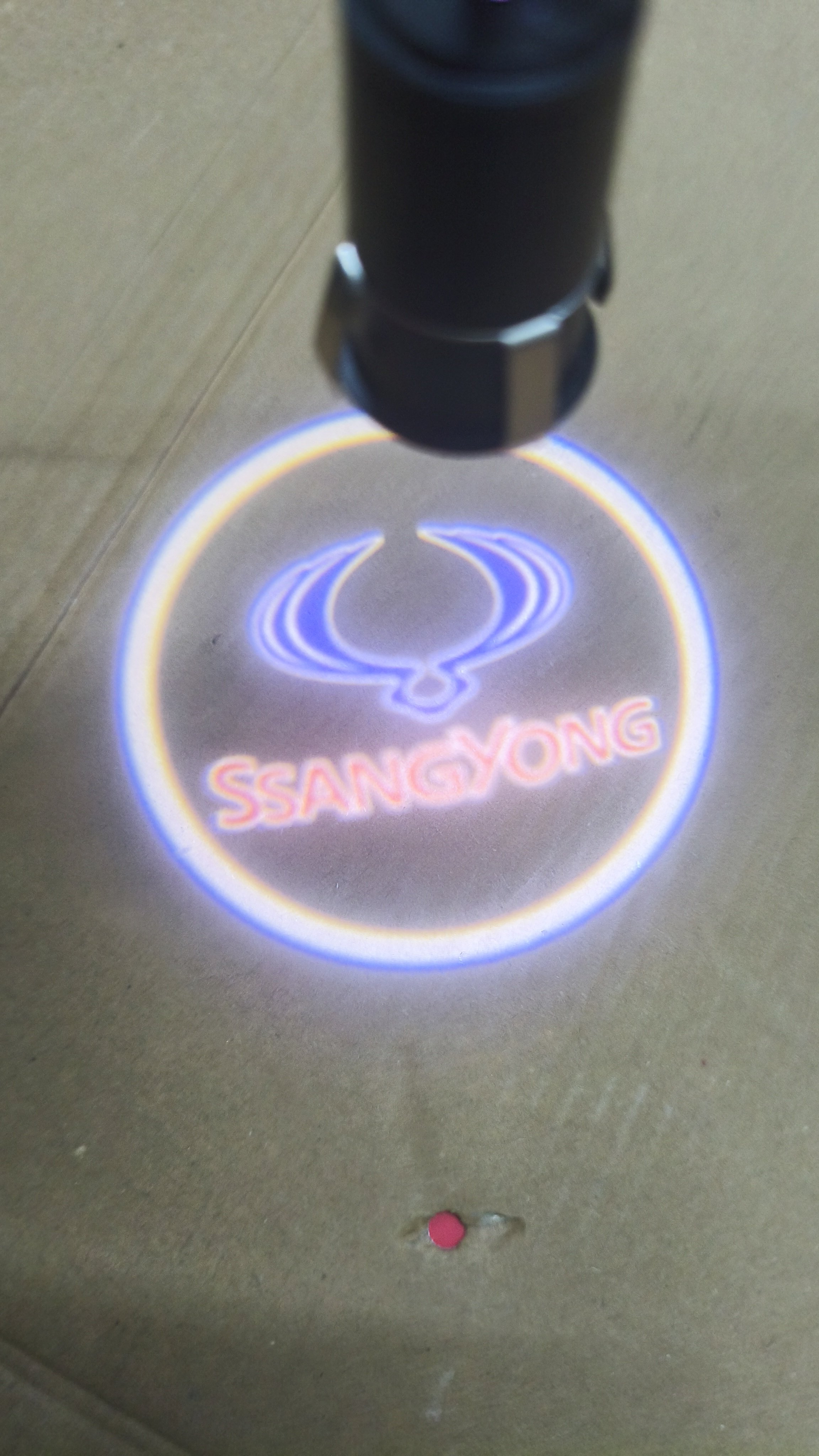 双龙雷斯特Ssang YONG汽车后视镜车门迎宾灯投影灯打孔接线高清