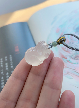 天然高冰白玉髓貔貅吊坠