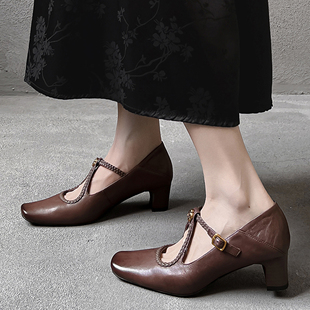 一力米灰麻花编带交叉扣带百搭舒适2025年新款真皮方头粗跟高跟鞋