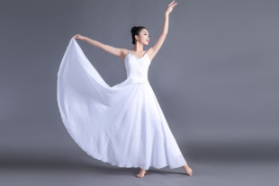 白色吊带连衣裙现代舞蹈演出服女成人大摆飘逸长裙合唱团服练功服