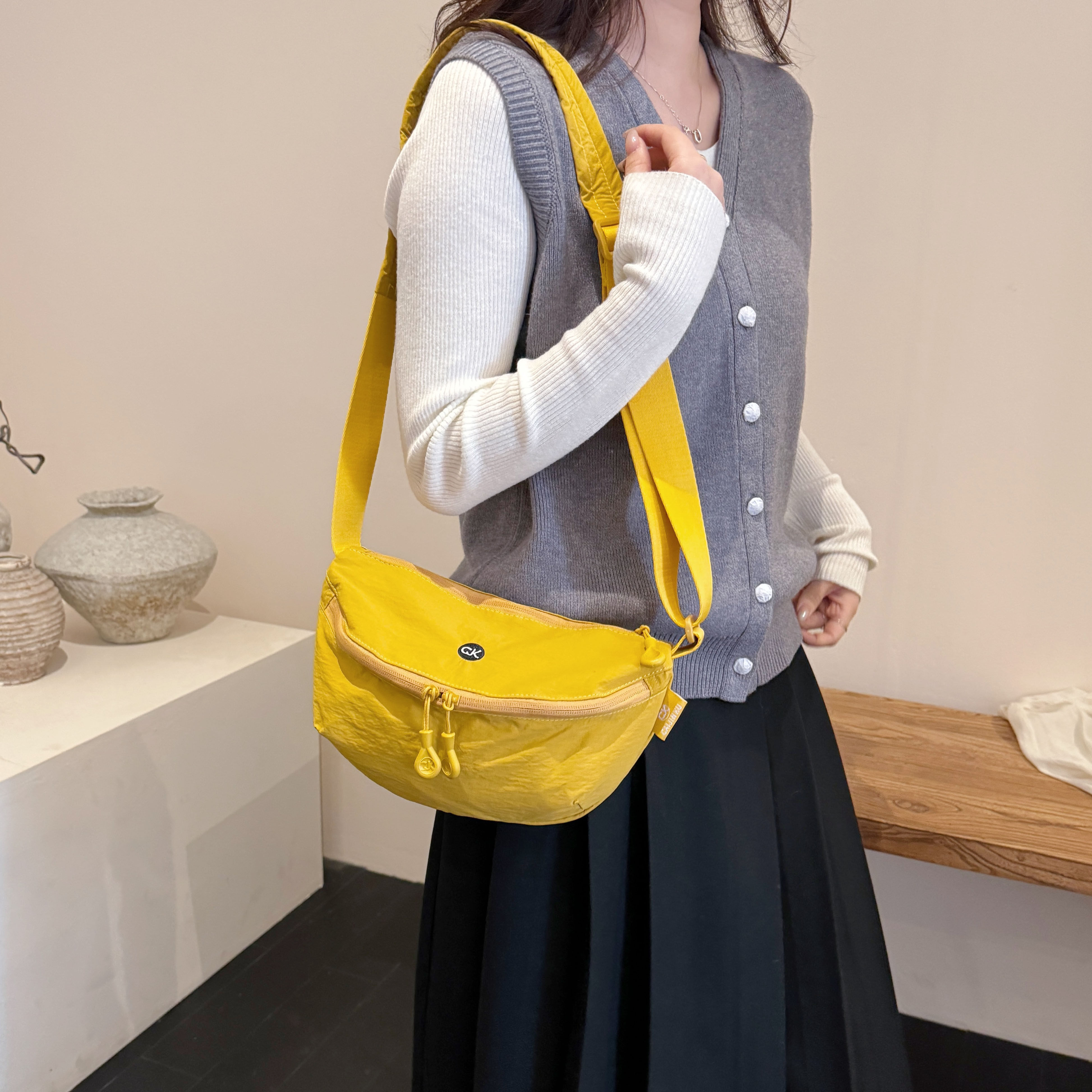 一乙超轻防水尼龙斜挎胸包女款