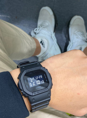 卡西欧 Casio树脂表带小方块黑武士液晶显示运动防水DW-5600BB-1