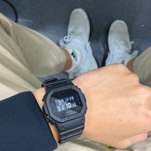 5600BB Casio树脂表带小方块黑武士液晶显示运动防水DW 卡西欧