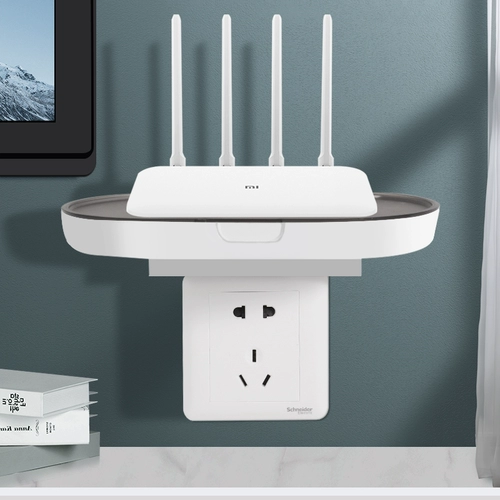 На стене на стене на стене полки хранения на стене