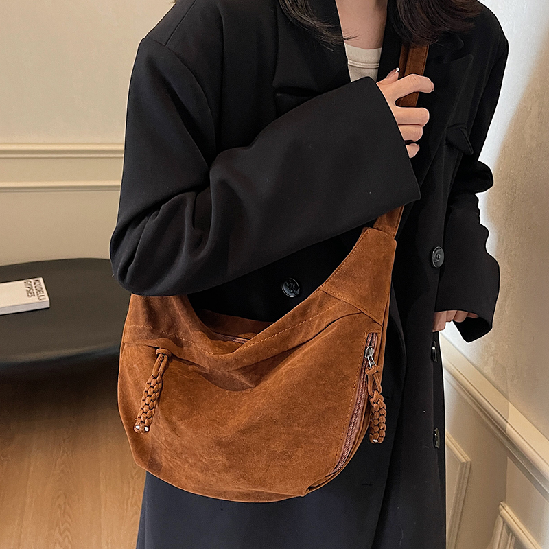 ins时尚女包小众流行饺子包斜挎包麂皮绒包秋冬新款大容量通勤包