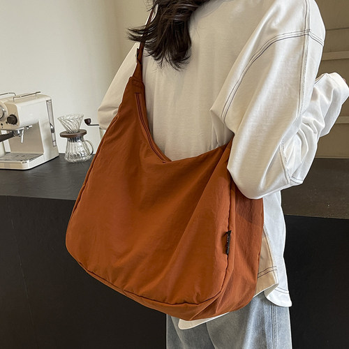 大容量时尚休闲上课百搭购物袋包