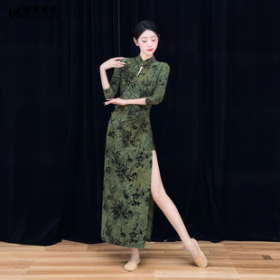 古典舞旗袍高开叉舞蹈服成人中国风改良旗袍绿色复古扎染显瘦演出