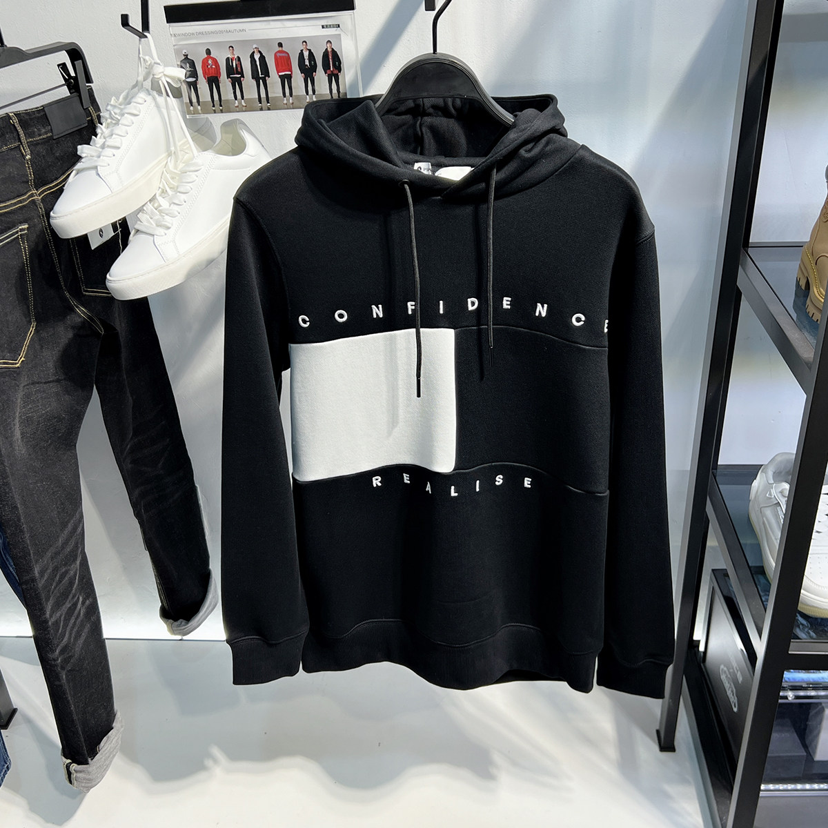 黑白撞色刺绣厚款套头连帽卫衣男