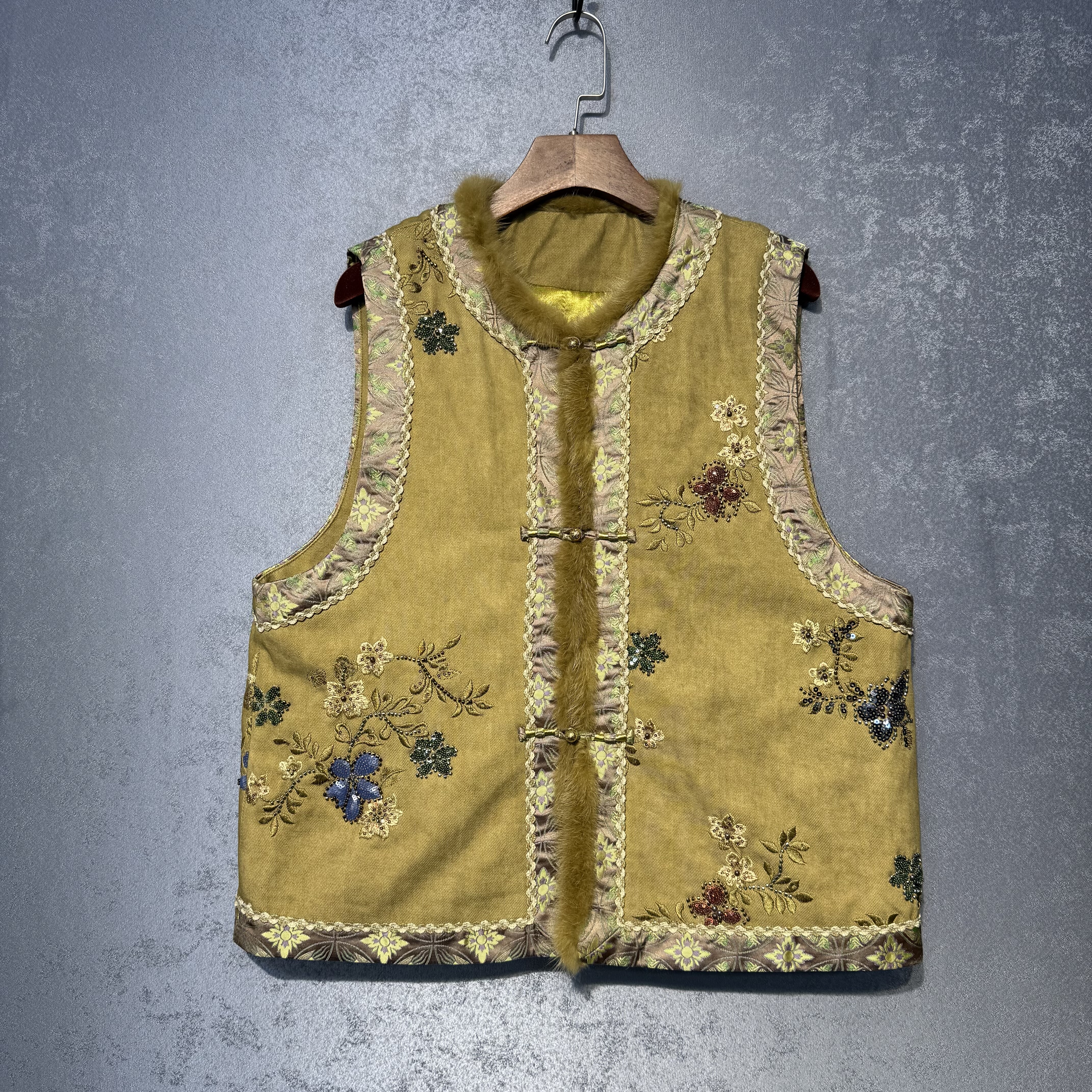 新中式国风2025冬季新款盘扣重工刺亮片钉珠绣貂毛加厚无袖棉马甲