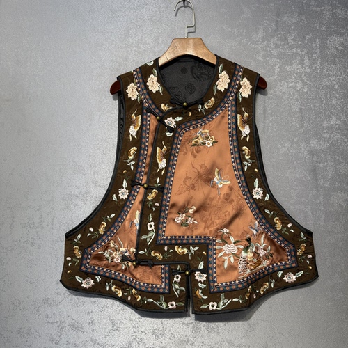 斜襟重工蝴蝶花卉满绣马甲2026秋季新款新中式国风盘扣格格服坎肩