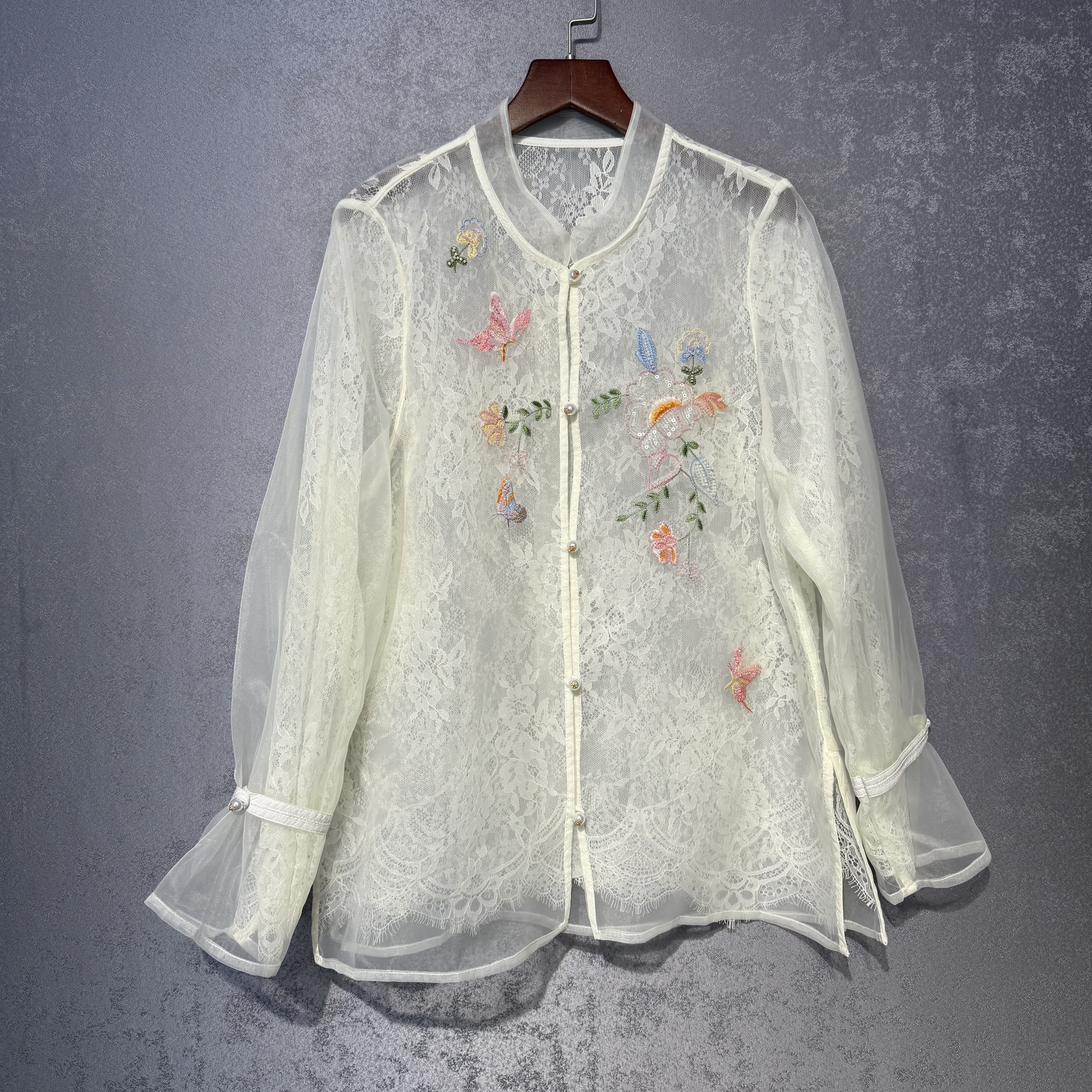 新中式国潮风打底衬衣女2026春秋真丝欧根纱刺绣拼接蕾丝立领衬衫