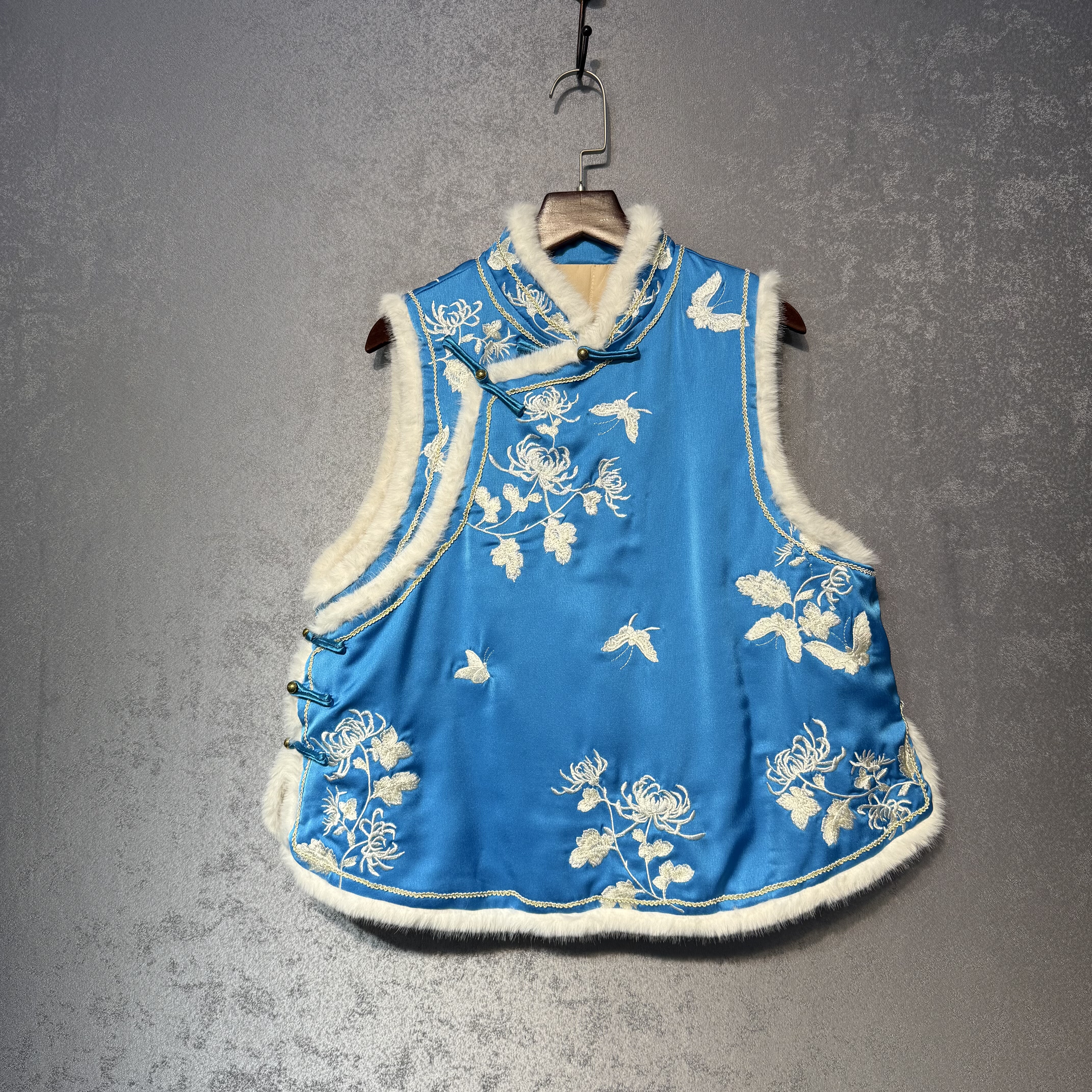 新中式国风盘扣高级感醋酸蝴蝶重工刺绣马甲女2025秋冬新款加棉