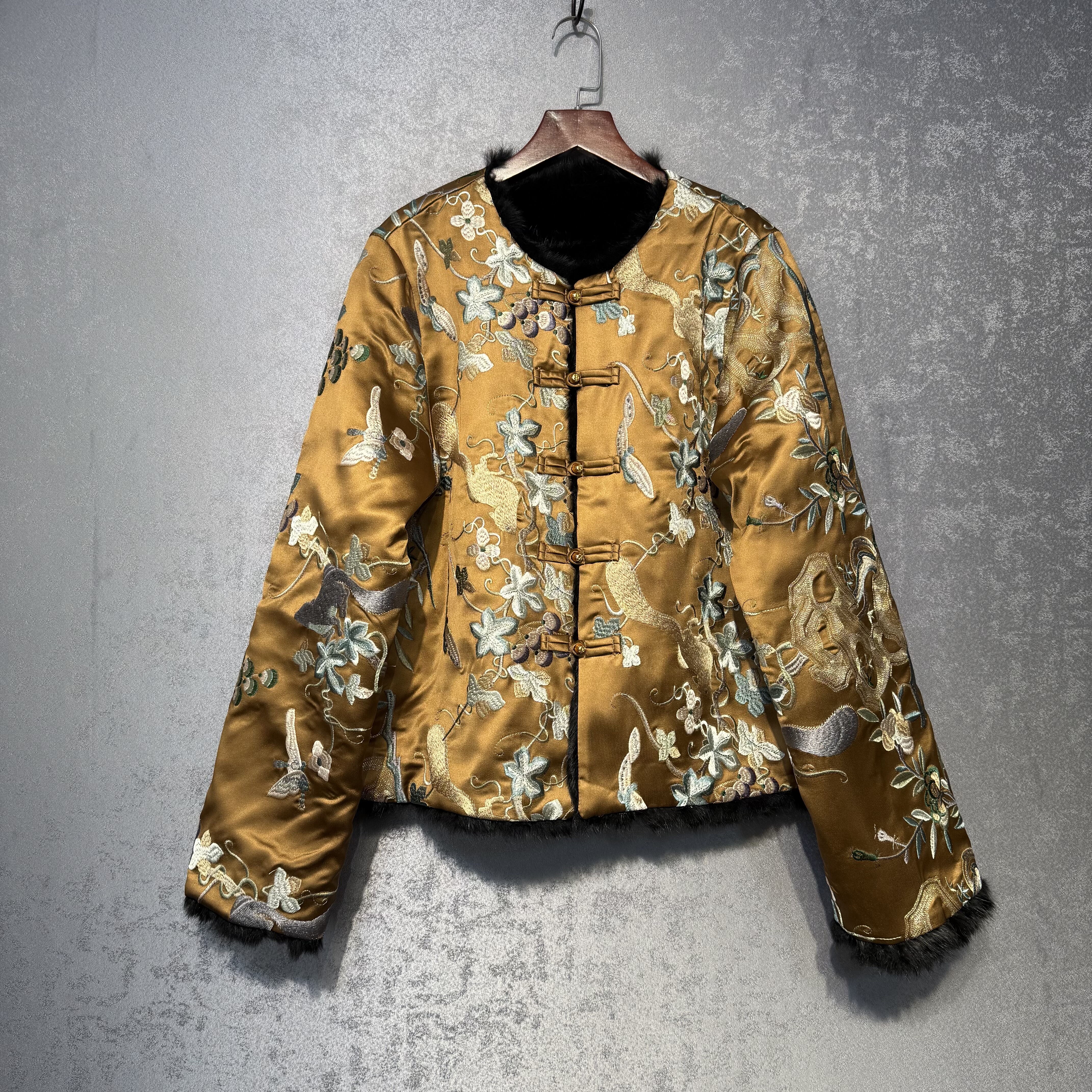 小松鼠皮草新中式国风重工刺绣马甲2025秋冬新盘扣坎肩外套上衣女