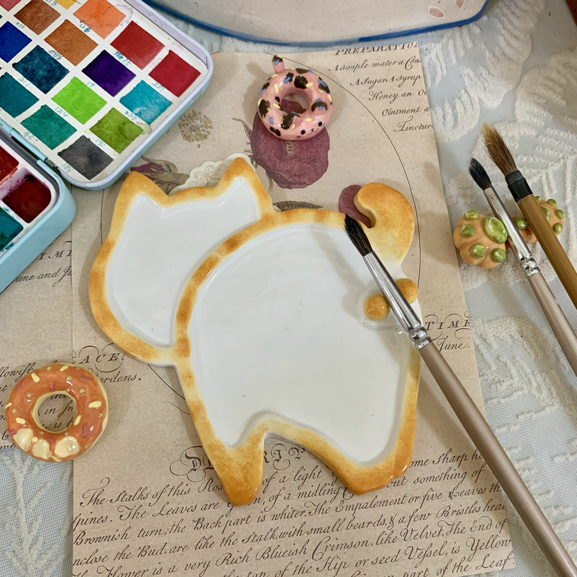 现货带笔搁背影猫手捏手绘陶瓷调色盘水彩调色盘高温陶瓷调色盘