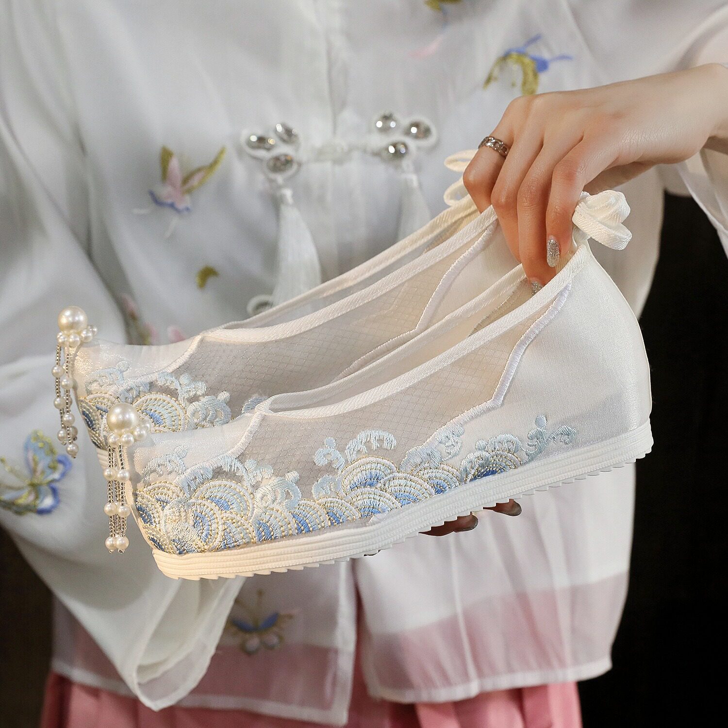 翘头网纱汉服鞋女刺绣透气绣花鞋