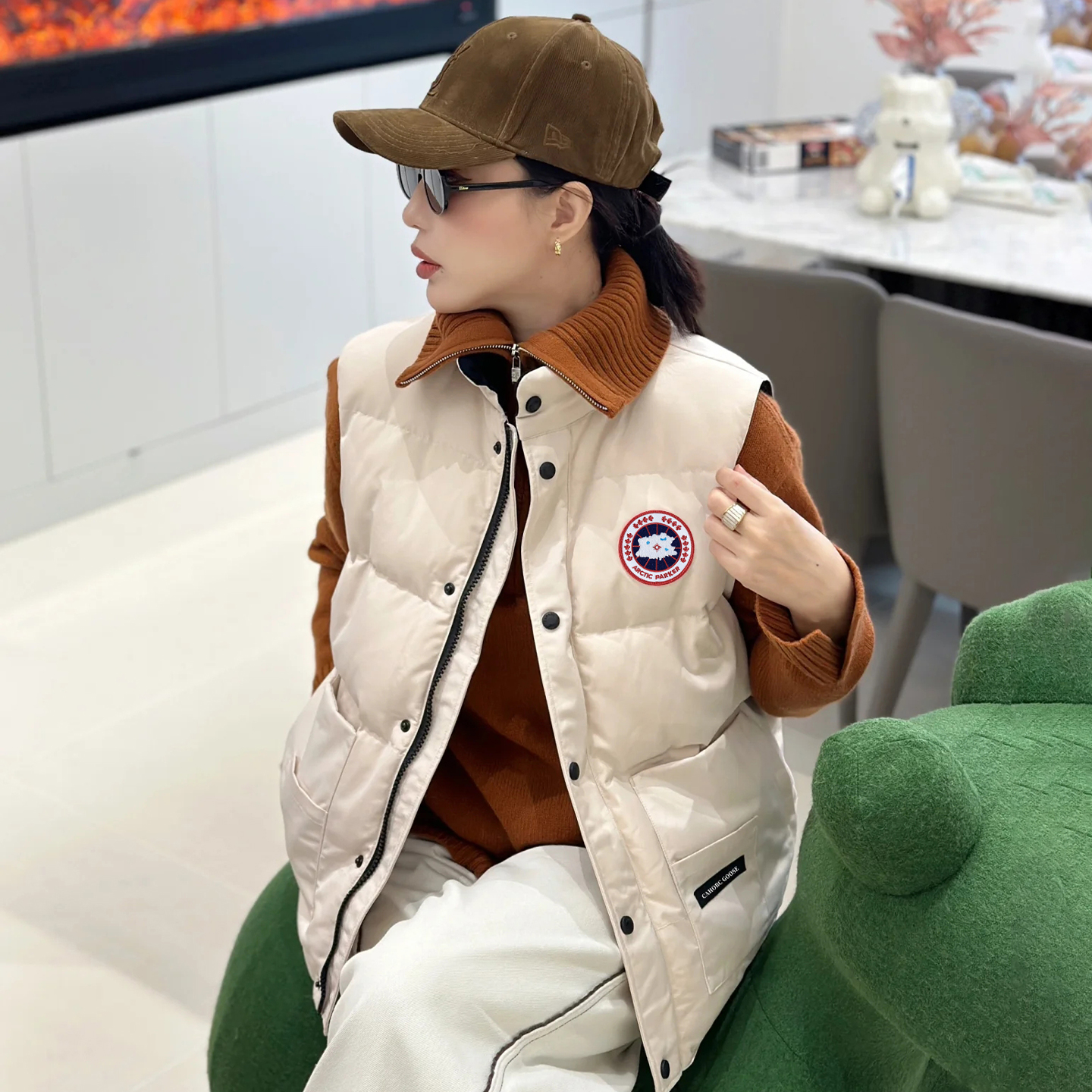 大鹅羽绒马甲男女款冬季2025新款米色立领无袖坎肩加厚保暖外套潮