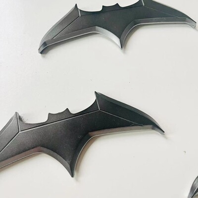 正义联盟BATMAN蝙蝠侠飞镖冰箱贴Cosplay直播道具玩具潮玩玩具
