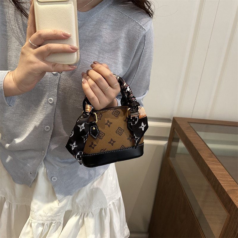 儿童包包2026韩版精致涂鸦印花手提迷你贝壳包小女孩洋气斜挎包潮