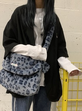 2020秋冬新款复古蓝色背包灯芯绒大容量女学生豹纹毛绒单肩斜挎包