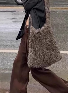 原创复古弥赛亚少女秋冬毛毛袋子流浪风大尺寸慵懒风轻奢托特包潮